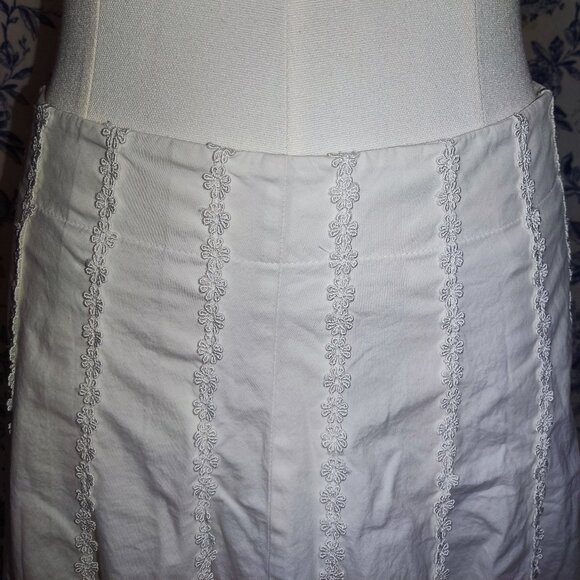 Isaac Mizrahi for Target | Cotton white pleated skirt | floral appliques - Picture 6 of 9